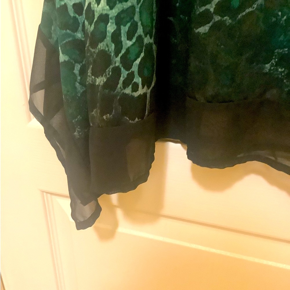 EST 1946 Top green leopard print size 18/20 asymmetrical sheer bottom pl… - Picture 6 of 7